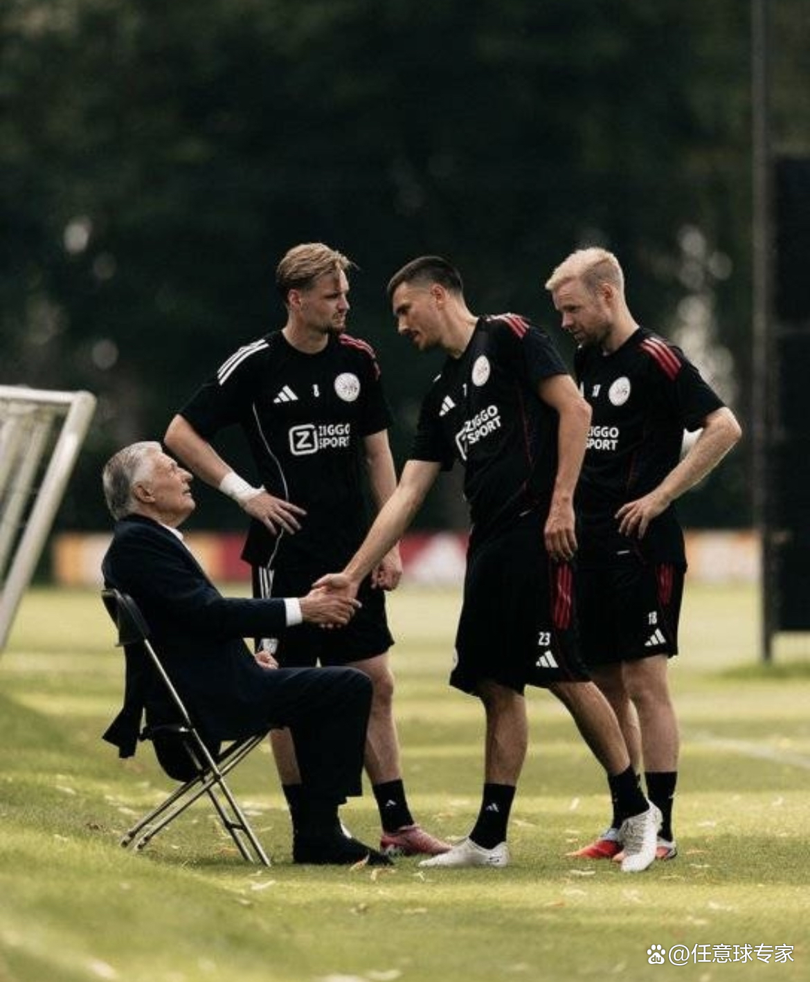荷甲集结日走向成谜，阿贾克斯再遭质疑，更衣室稳定，年轻球员得到机会 