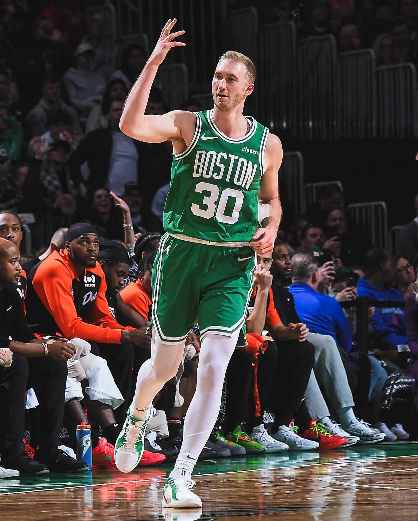 包含波士顿凯尔特人发布备战花絮；冲刺阶段外线爆发；CBA常规赛任务艰巨；年轻球员得到机会的词条