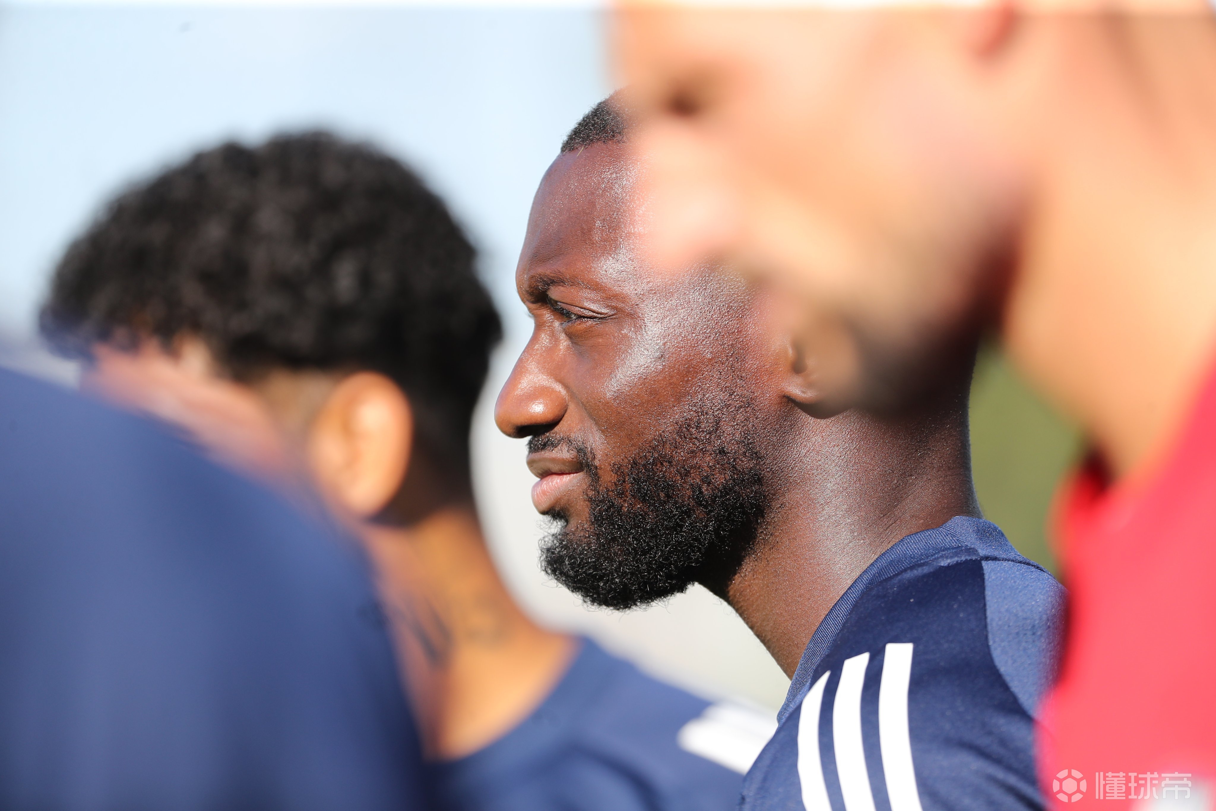 关于国际比赛日体能课后，摩纳哥回应争议备战法甲，质疑声仍在，赛季目标并未改变的信息