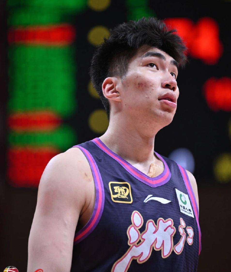 冲刺阶段西甲焦点战，广厦男篮临场应变，压力陡增，训练强度明显提升(横拍长胶基本打法视频教程)