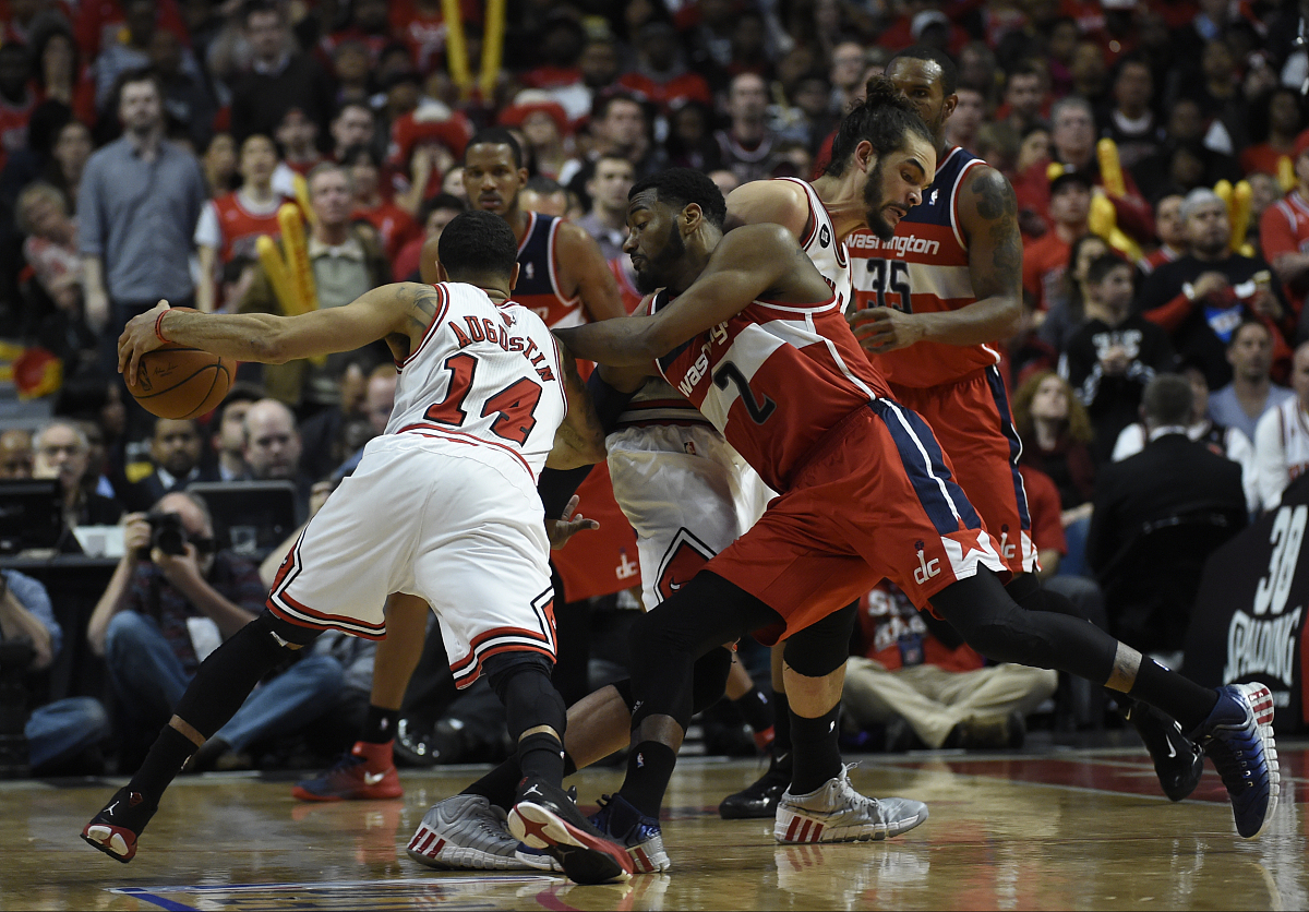 包含集结日孟菲斯灰熊备战NBA季后赛，队长鼓劲细节曝光，气氛紧张，年轻球员得到机会的词条