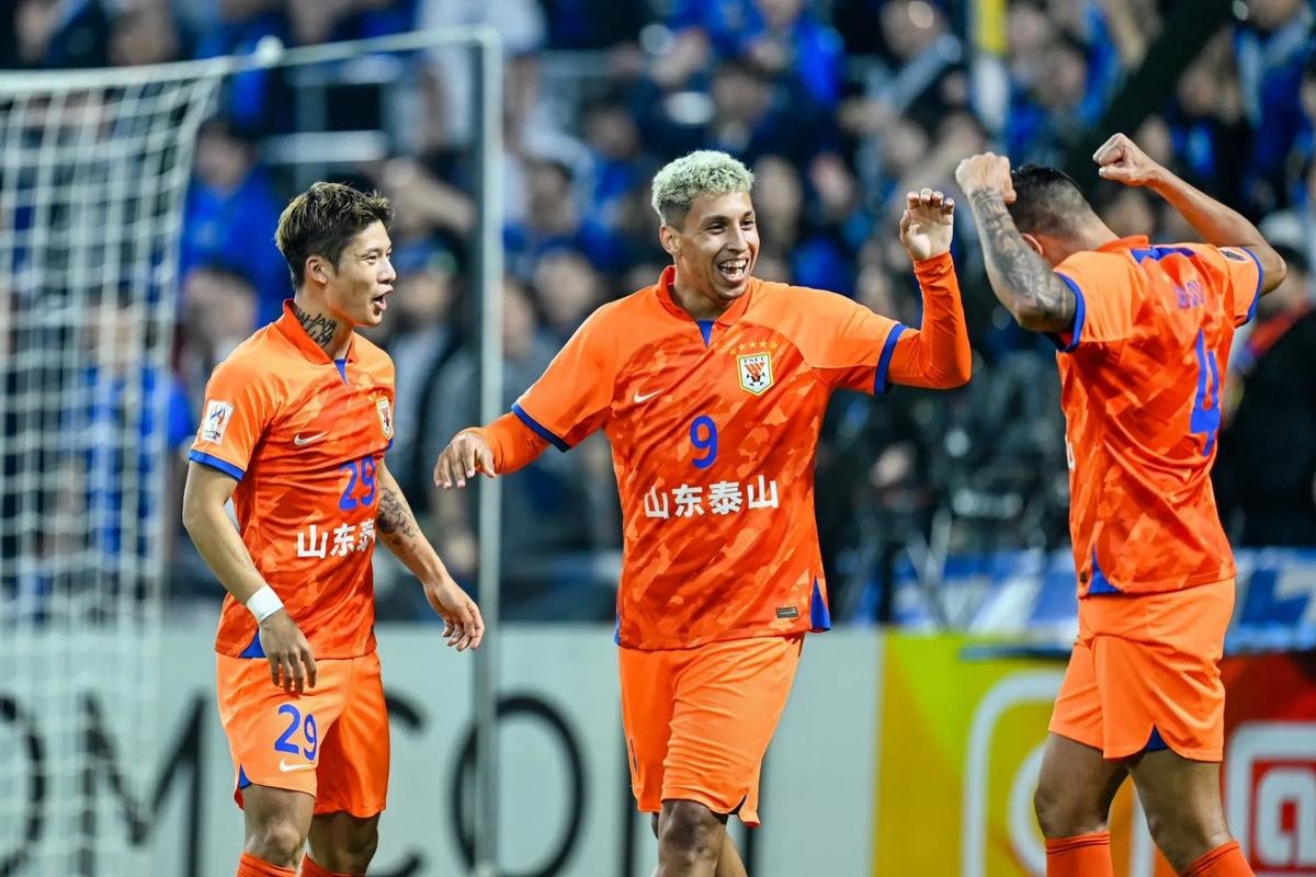 山东泰山训练开放日，窗口期主帅复盘引欢呼，亚冠在即，阵容厚度经受考验(山东泰山亚冠在线直播)