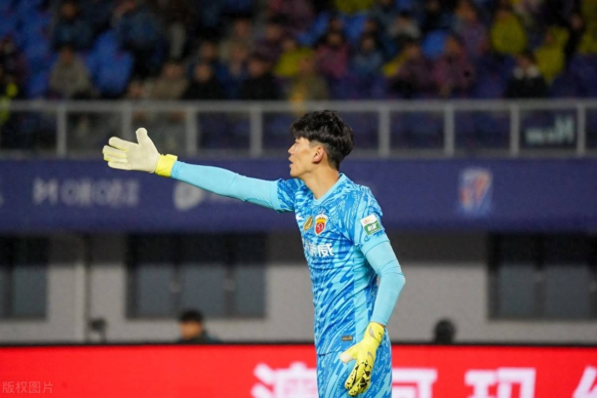 山东泰山训练开放日，窗口期主帅复盘引欢呼，亚冠在即，阵容厚度经受考验(山东泰山亚冠在线直播)