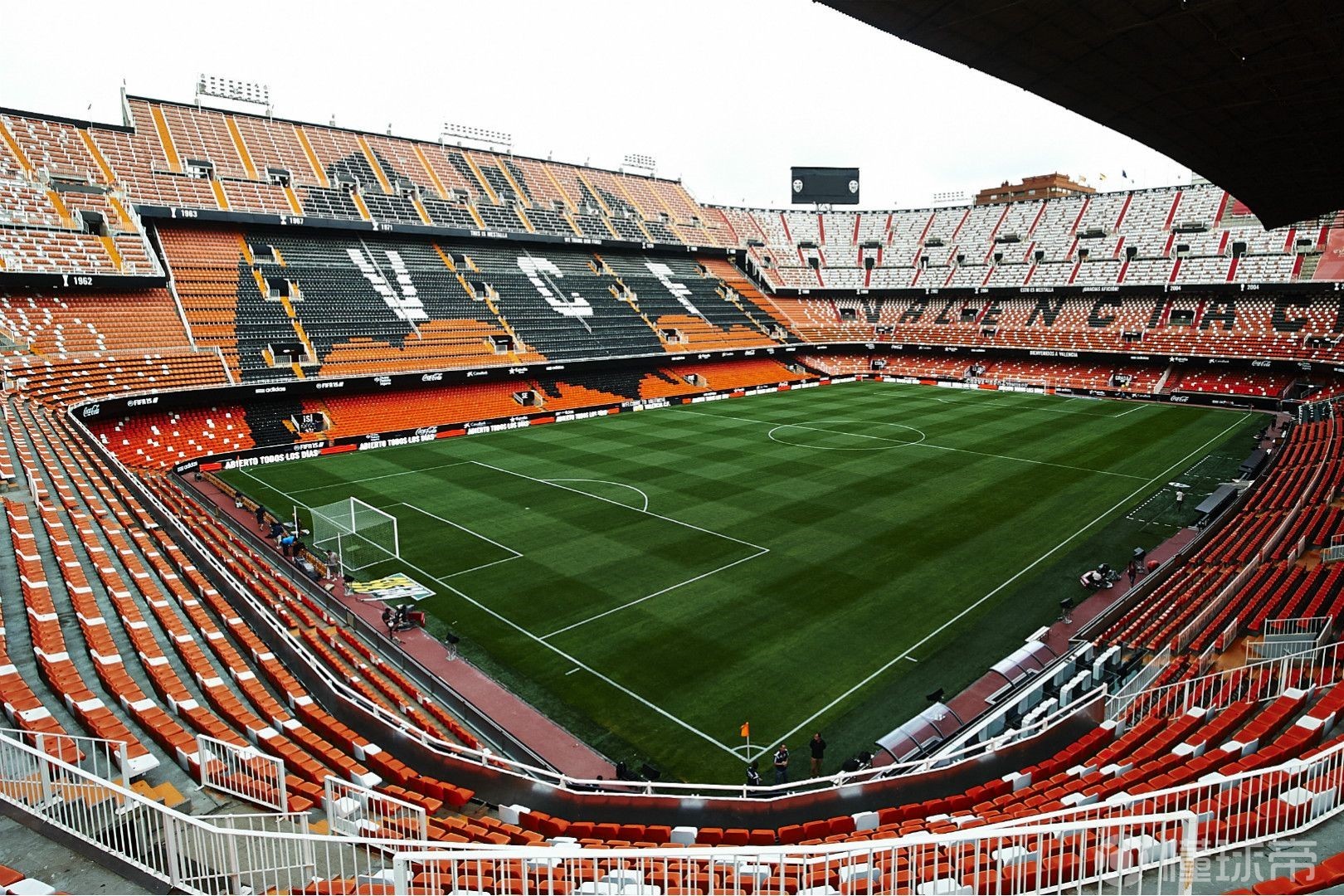 关于欧冠赛程吃紧；瓦伦西亚集结日豪取连胜；更衣室稳定；球探报告显示潜力的信息