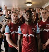 今夜西汉姆备战欧联；伤情更新细节曝光；赛场秩序良好；临场指挥获称赞的简单介绍